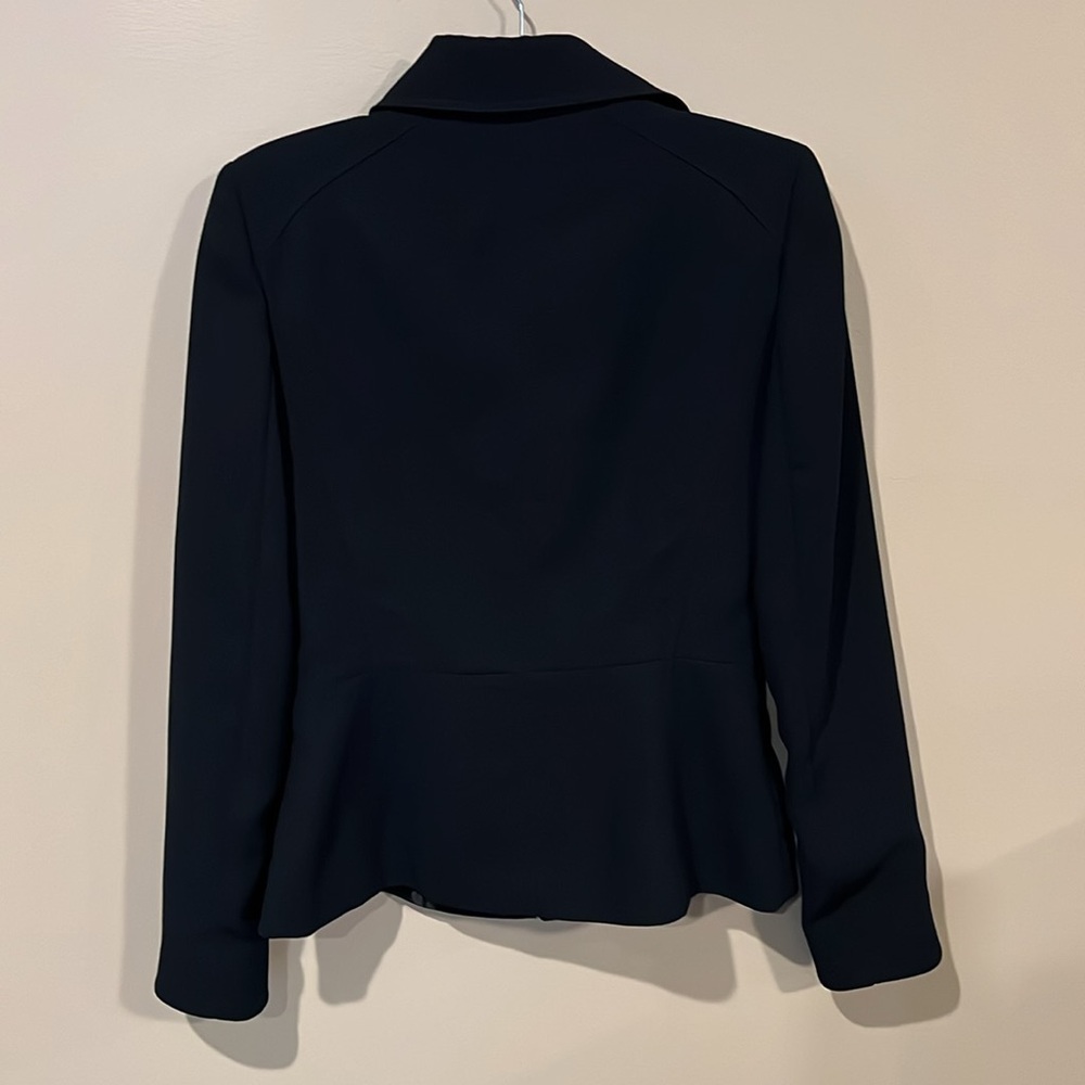 Tahari Arthur S Levine Blazer. Navy Blue. Size 6 - Picture 2 of 4